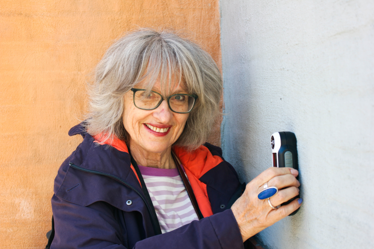 Mette L'orange registrerer farger på Kampen i Oslo