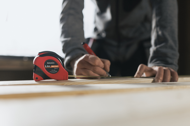 målebånd på trestender 