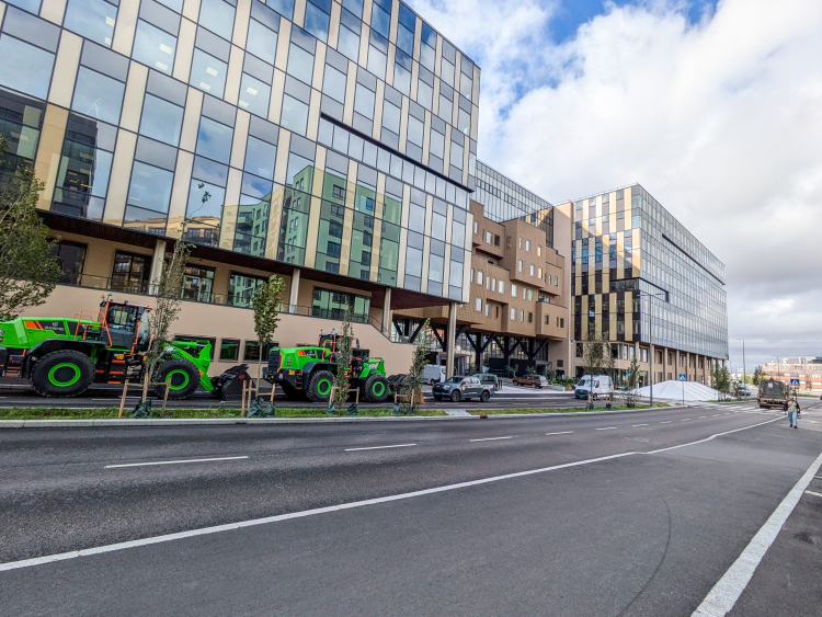 Stor fasade til kontorbygg, glass og treverk