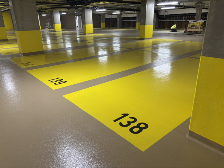 parkeringsplasser i ett p-hus markert med gult belegg, kjørebane i grått belegg