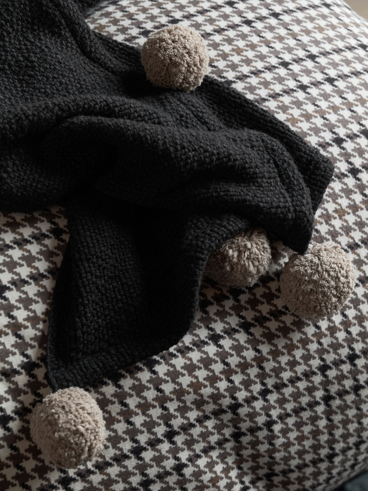 sengesett med smårutete mønster