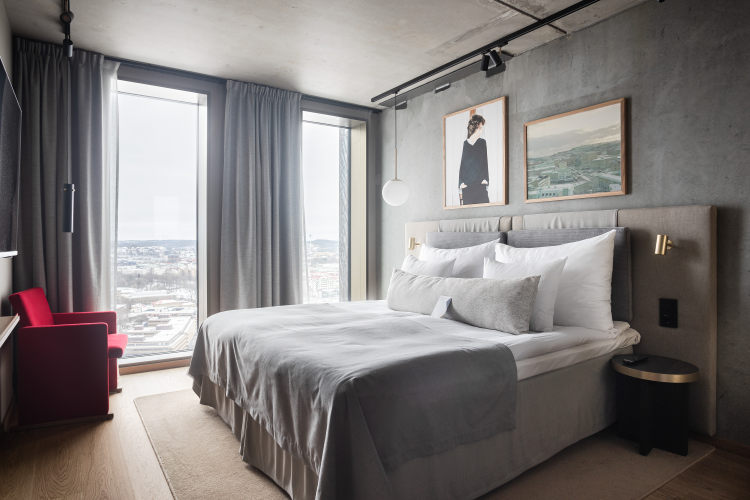 høyhus med hotell i kveldssol