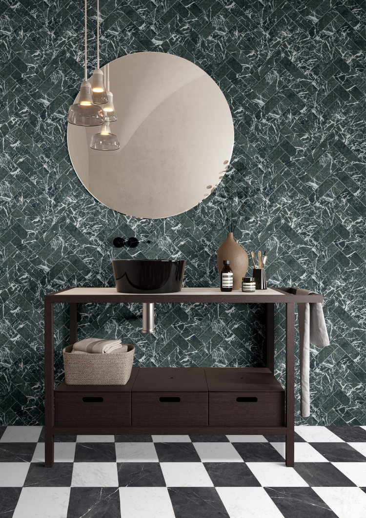 grønne marmorfliser på vegg med rundt speil. sort/hvitt rutete gulv.