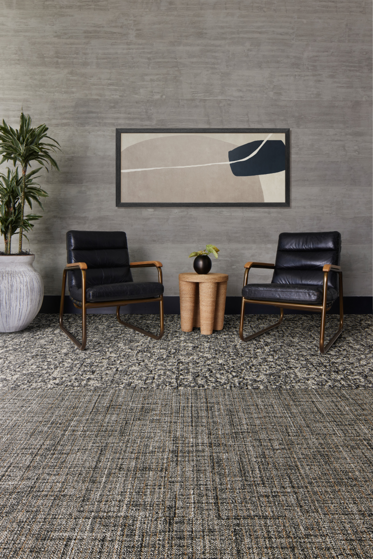 to ulike mønstre i teppefliser ved lenestoler