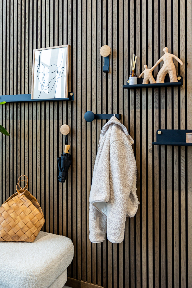 knagger og hyller på spilepanel