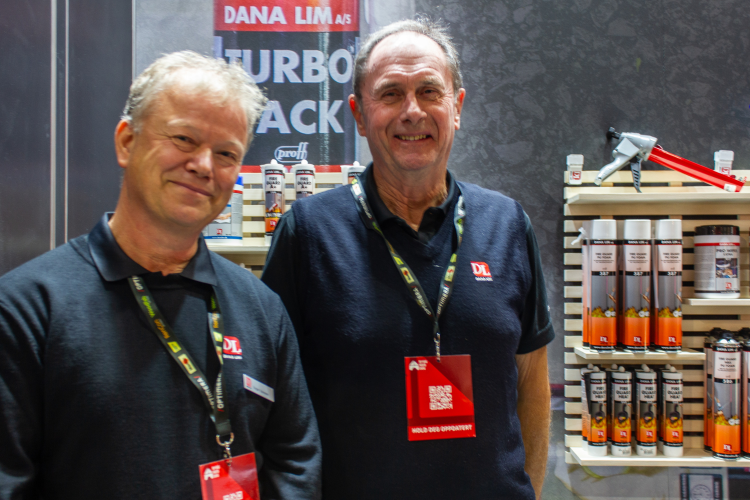 To menn viser frem DanaLim på messe 