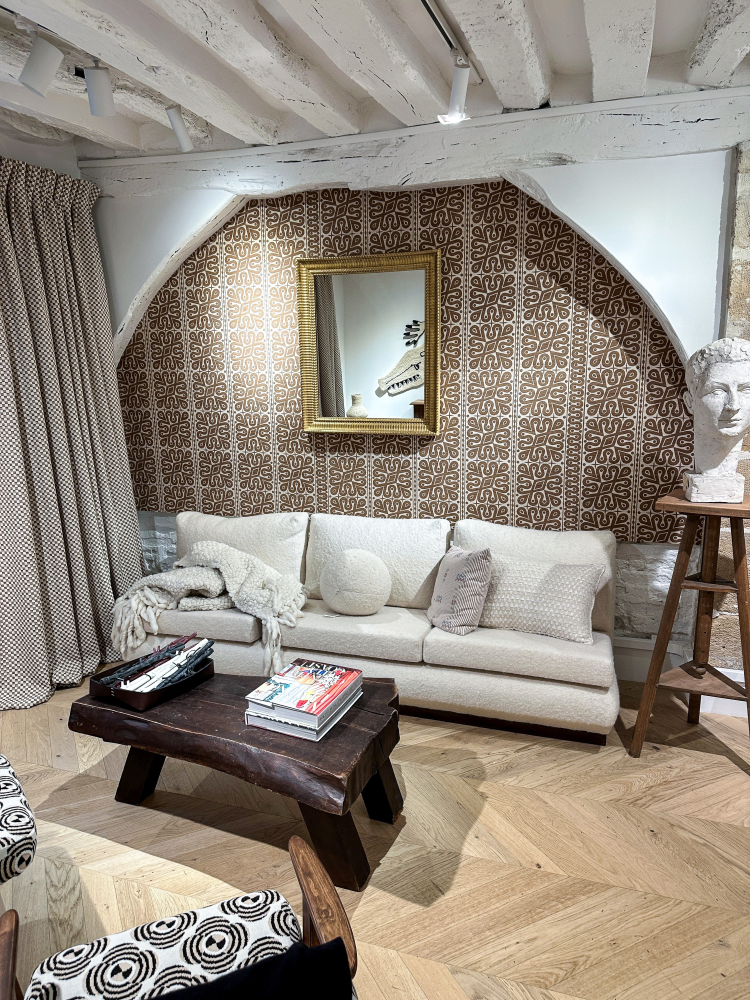 brunt hvitt sofa bue