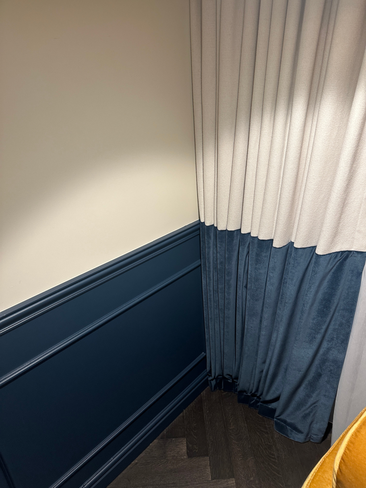 blå krem todelt gardin brystning