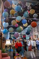 Foto: Chera Westman/ifi.no<br/>BALLONGLAMPER: NCS, Norwegian Colour Senter stilte med en kreativ stand med rislamper malt i alskens farger, lik ballonger som fløy opp mot taket. 