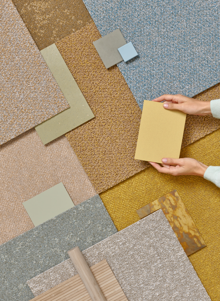 kollasje med teppeprøver i bleke pasteller.
