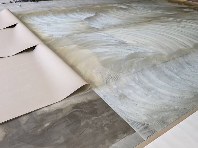 legging av gulvbelegg, lim på underlaget og banene er brettet opp