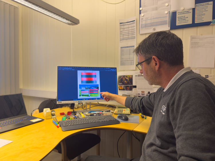 Børge Hovde peker på bilde på dataskjerm