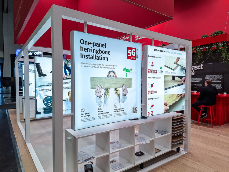 messestand med hvit konstruksjon viser ny gulvteknologi