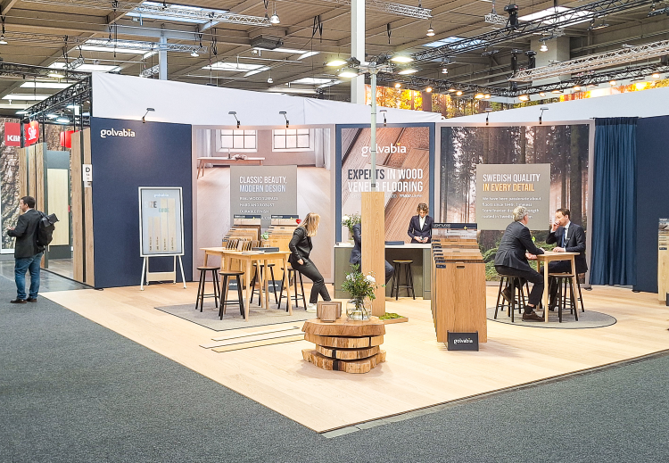 messestand med lyst tregulv of prøver med parkett