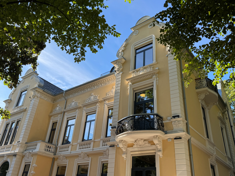 gult murhus med lyse ornamenter