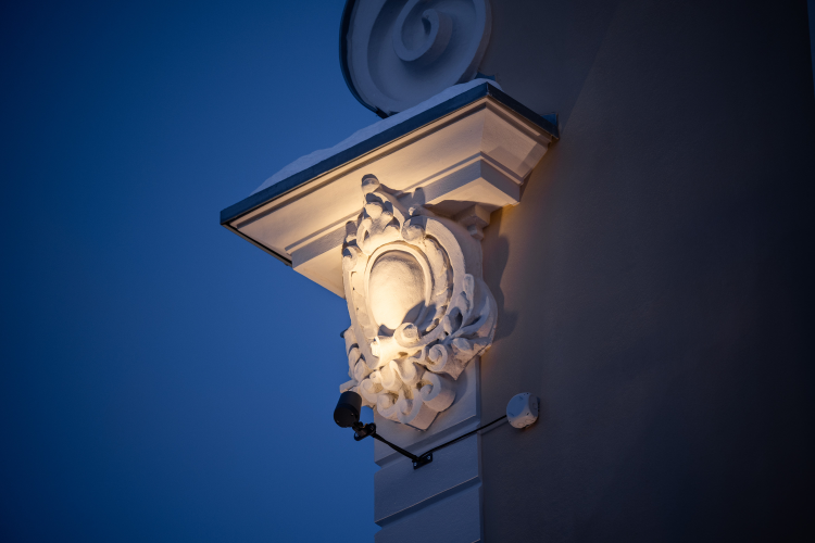detalj av fasadeornament mot blå kveldshimmel