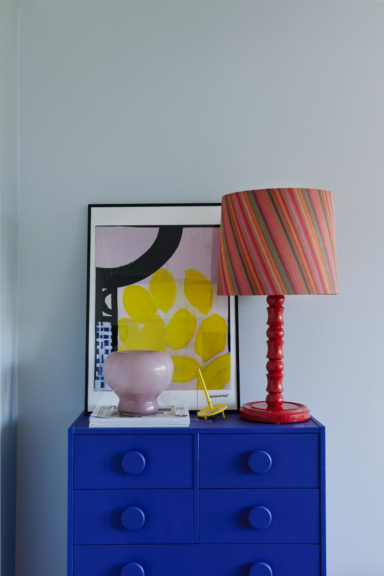 blå kommode, detalj, kontrastfarge