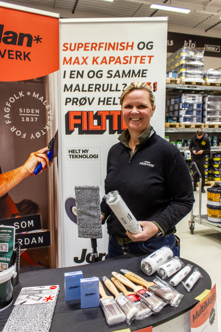 Dame smiler på stand med verktøy fra Jordan