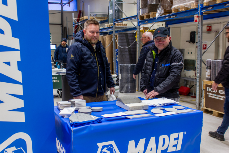 to menn bak bord med epoksyprodukter