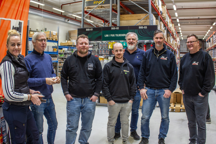 gruppe med mennesker, stilt opp i faghandelbutikkmiljø