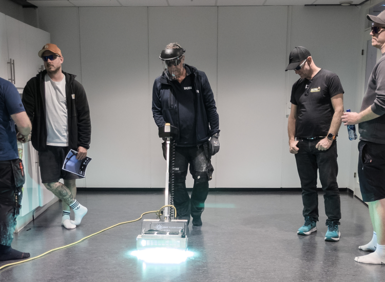 Herding av lakk med uv-lampe