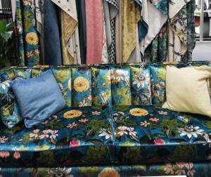 Ensfarget velur, i syntetiske og naturfiber, har toppet tekstillistene i lengre tid. Nå presser mønstrene seg fram, det er vanskelig å motstå et sitt i denne sofaen. <br />Foto: Bjørg Owren/ifi.no