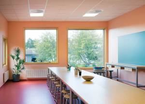 For å trigge kreativiteten hos elevene, og for å vise at dette er et sted de kan slå seg løs, er formgivningsrommet fargesatt med spreke farger, med rosa vegger og rødt vinylbelegg på gulvet.<br />Foto: Eli Haugen Sandnes