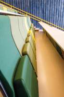 Foto: Polyflor<br/>Trinnene i trappen i auditoriet har ulike grønne farger. Polyflor har levert totalt 2 500 kvadratmeter av gummigulvet Kayar, i fire ulike farger, til prosjektet. 