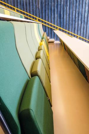 Trinnene i trappen i auditoriet har ulike grønne farger. Polyflor har levert totalt 2 500 kvadratmeter av gummigulvet Kayar, i fire ulike farger, til prosjektet. <br />Foto: Polyflor
