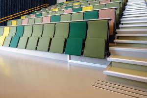De grønne, gule og brune stolene har hentet fargene fra landbrukslandskapet. Skolen er opprinnelig en stor landbrukseiendom på cirka 1 500 dekar, og består av mange bygninger.<br />Foto: Polyflor