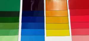 VELG RIKTIG FARGE: I Mapeis egen fargeverden finnes over 1000 egenutviklede farger, i tillegg kan fargelaboratoriet lage unike farger til hvert prosjekt. Konsernets digitale fargeveileder hjelper til ved over 16 000 fargespørsmål hver måned.<br />Foto: Mapei
