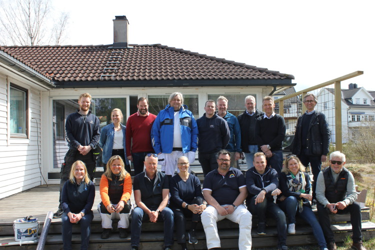 gruppebilde med eksperter på utendørs vedlikehold og oppussing