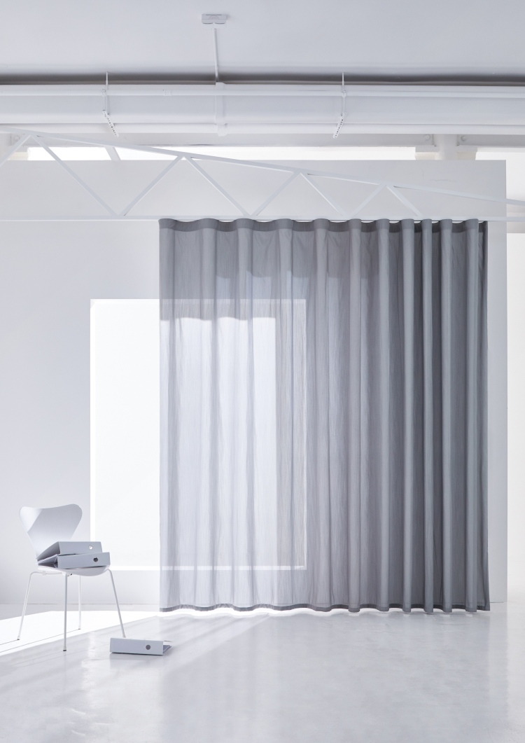 Solskjermingsgardin fra Creation Baumann, kolleksjonen Glare & Heat. design Cloud føres av Intag