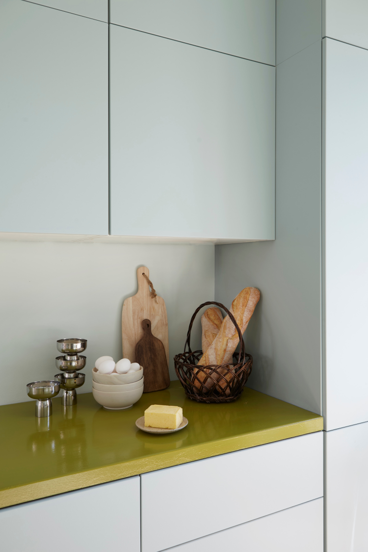 blått kjøkken grønn benkeplate smør