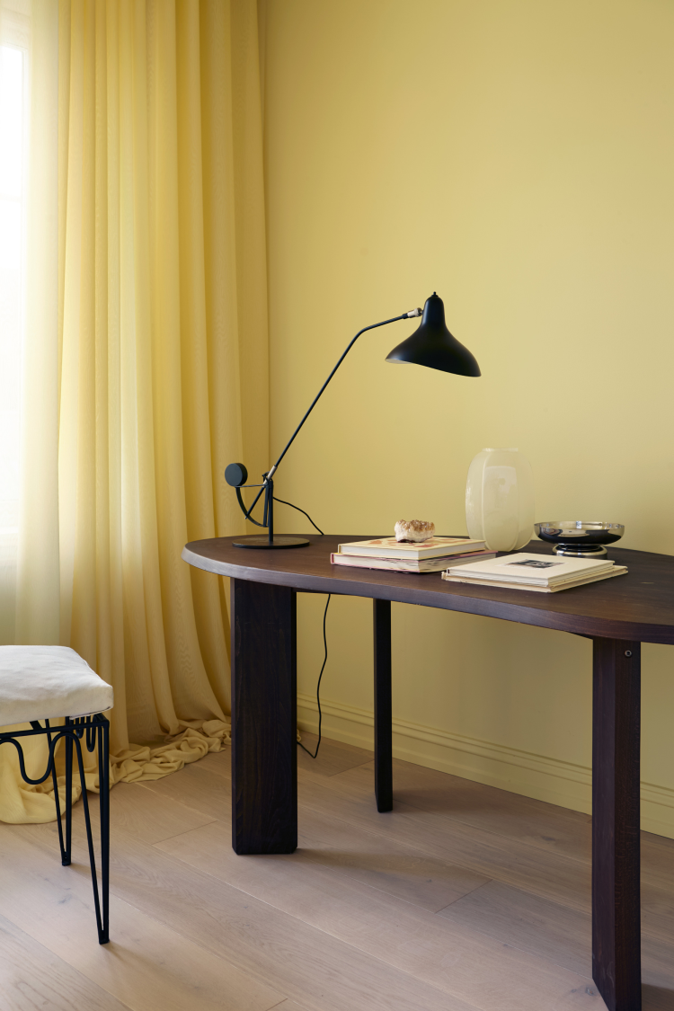 gult rom møbler lampe