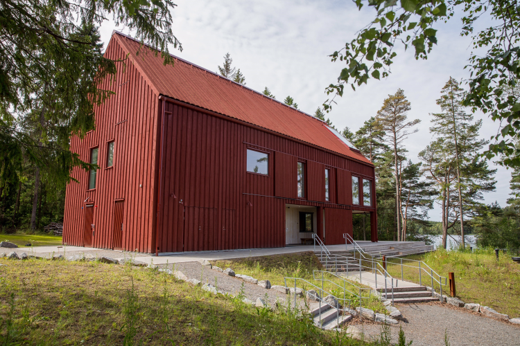 rød trätjära fasad