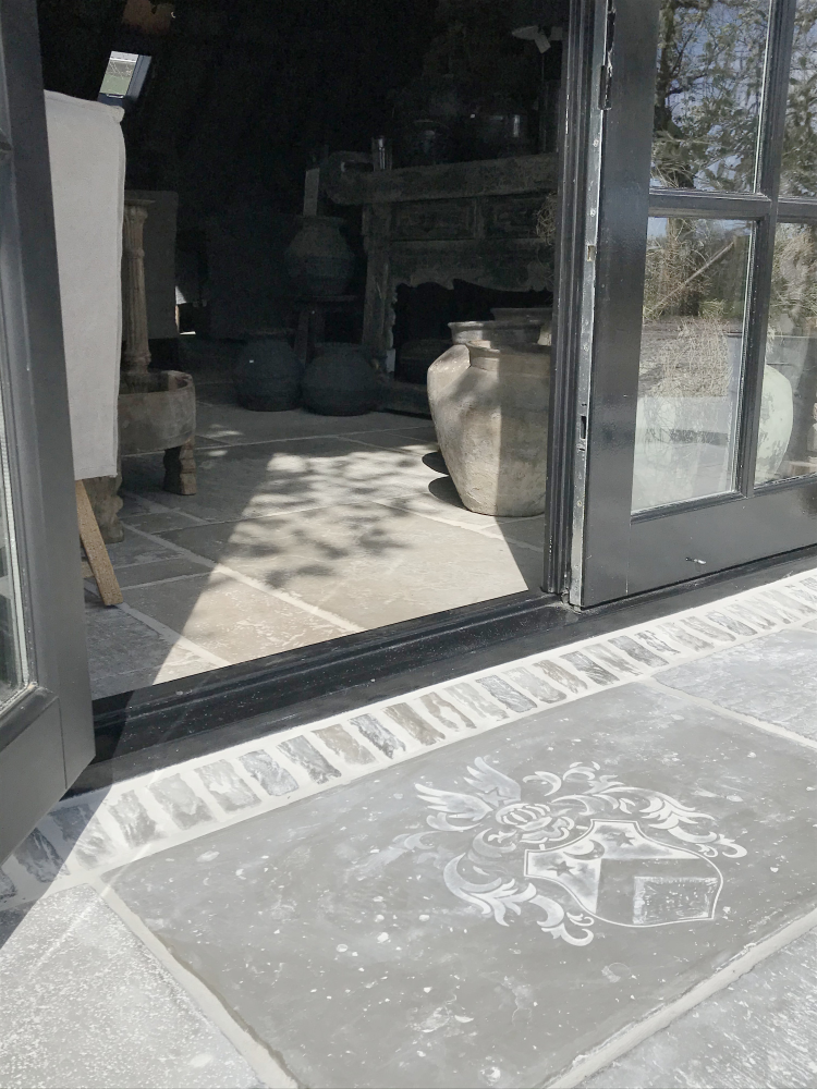 støpte fliser med gammel dekor