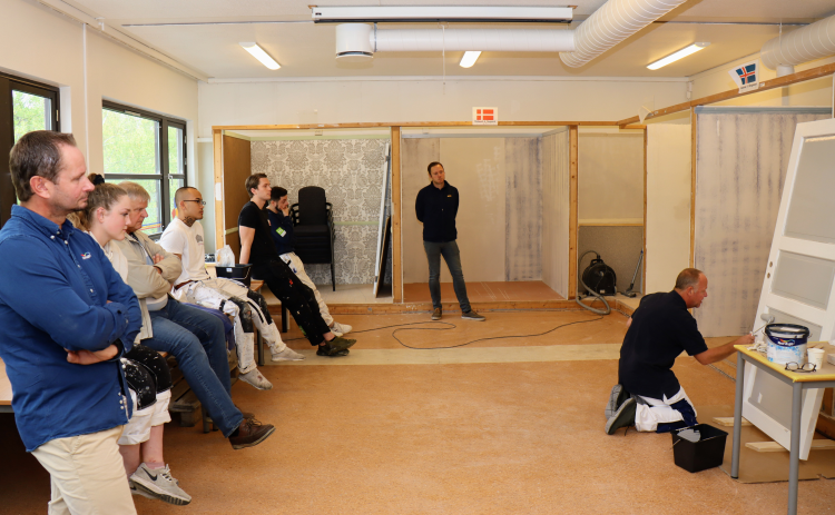 Per Myhre maler speildør