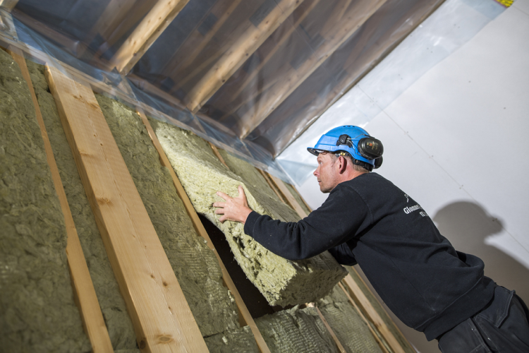 bygningsarbeider med isolasjon