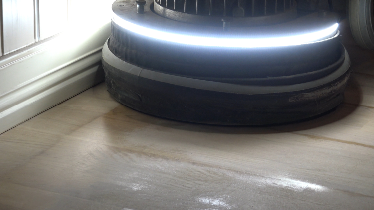 slipemaskin tett på gulv