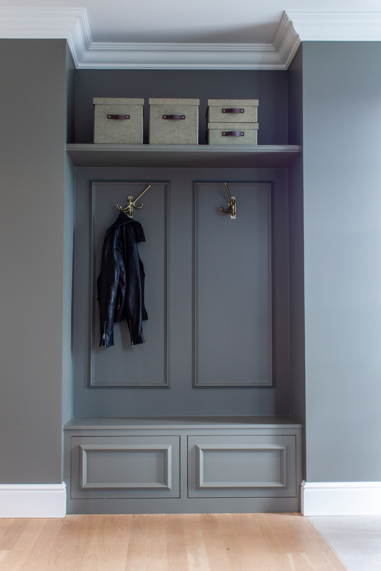 entre med hattehylle og klesknagger i nisje