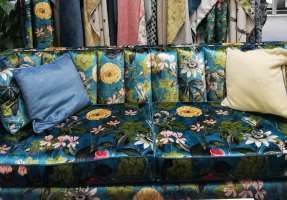 Foto: Bjørg Owren/ifi.no<br/>Ensfarget velur, i syntetiske og naturfiber, har toppet tekstillistene i lengre tid. Nå presser mønstrene seg fram, det er vanskelig å motstå et sitt i denne sofaen. 