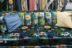 Ensfarget velur, i syntetiske og naturfiber, har toppet tekstillistene i lengre tid. Nå presser mønstrene seg fram, det er vanskelig å motstå et sitt i denne sofaen. 