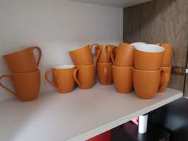Foto: Robert Walmann/ifi.no<br/>Selv kaffekoppene har fått samme farge som etasjen de bor i. Oransje kopper til den oransje etasjen. – Her er alt gjennomført, sier Lars Myran fra Nordsjö. 