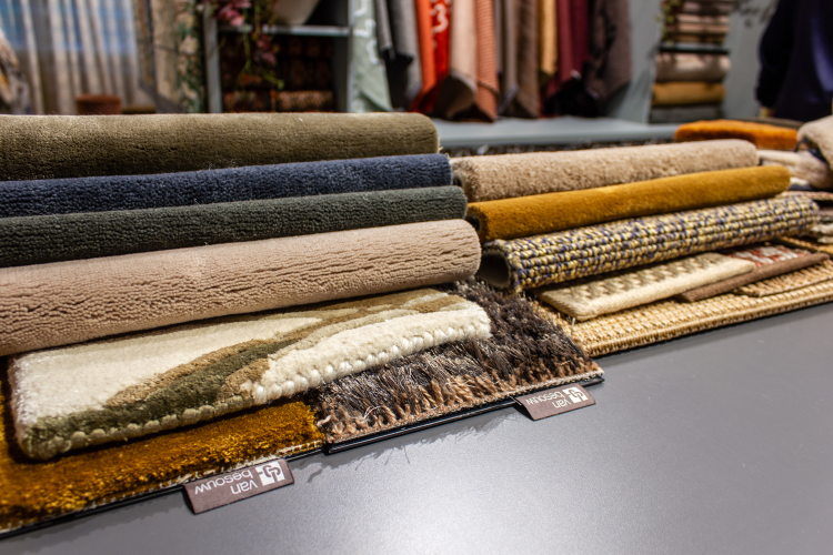 to stabler med teppeprøver i ulike farger og kvaliteter 