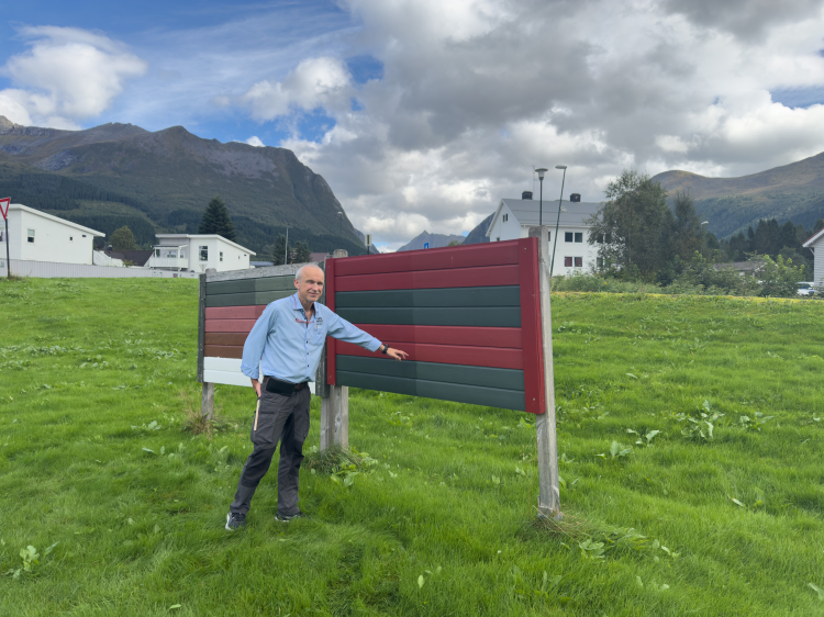 Ragnar Heggestad foran testveggene