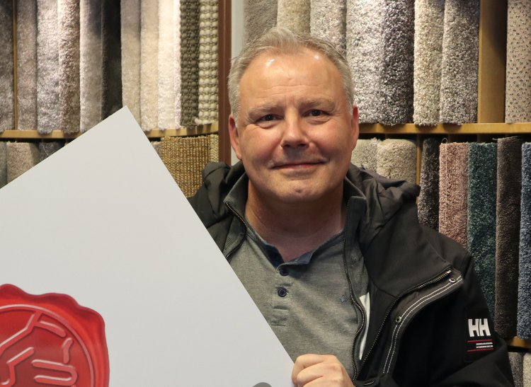 mann med stor plaket