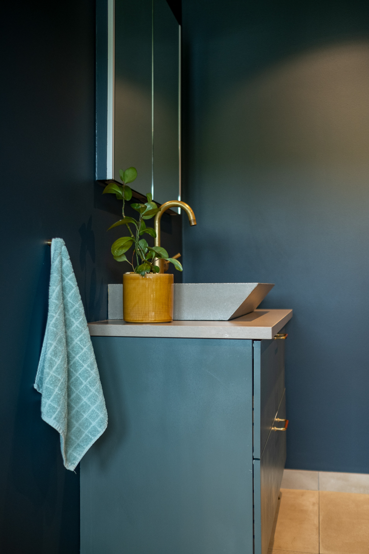 Bad med vegger malt i fargen Nordisk Mørkblå fra NID