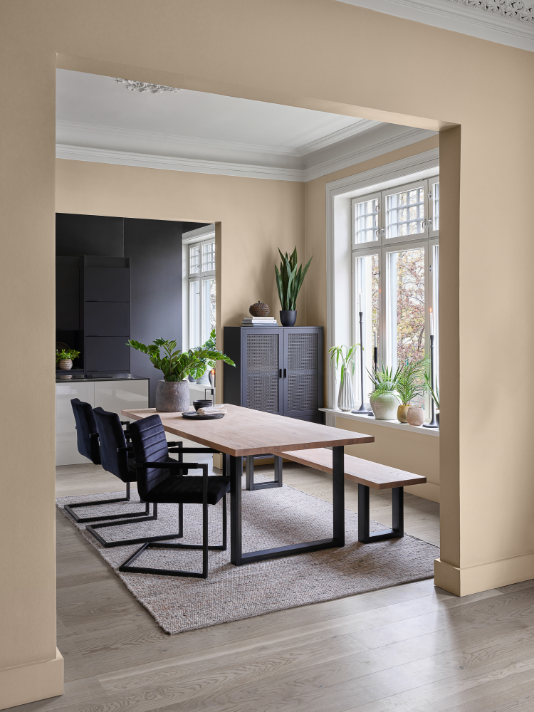 Spisestue med malte vegger i fargen Klassisk brunbeige fra NID