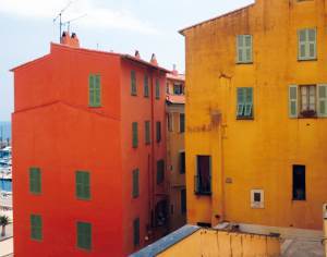 Huseiere har valgt farger fra fargeguiden med omhu og sans for å stemme farger i et naboskap.<br />Foto: Mette L'orange